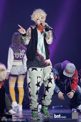 组图：韩新团B.A.P举办Showcase 前辈Secret助阵