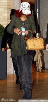 组图：蕾哈娜红发抢眼帽装遮星颜 秀名牌包装扮时尚