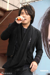 幻灯图：阿杜睽违3年出新专辑 两混血美女献吻