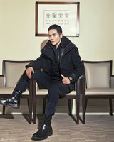 组图：张晓龙两登台版时尚大刊展绅士魅力