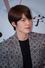 组图：金宇彬上海会粉丝 最想合作成龙章子怡