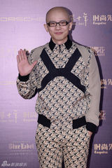 组图：吴镇宇时尚盛典帅气 钟丽缇绿裙秀性感