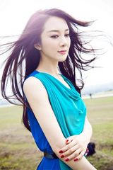 组图：李依晓夏日梦境写真 淡妆演绎清纯优雅