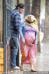 组图：杰西卡-辛普森娇喘躲雨撩裙秀大肚