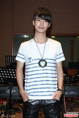 组图：严爵害羞不露人鱼线 女记者上阵验收