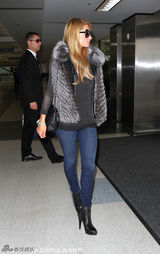 组图：希尔顿墨镜皮草装亮相 V字手势大方任拍