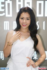 组图：Selina妹妹任容萱成宅男女神 钻石送任妈