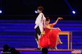 组图：李宇春莫文蔚魅惑合唱 红白玫瑰经典上演