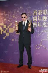 组图：章子怡火红包身裙挽手梁朝伟 宗师夺4奖