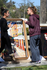 组图：布兰妮休闲装外出身材肥硕似大妈