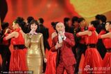 组图：张卫健张茜夫妇演唱歌曲《祝福你》