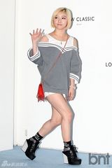 组图：韩团missA&BlockB成员出席品牌时装展