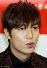 组图：李敏镐中国出席活动 嘟嘴吐舌狂卖萌