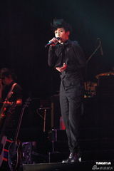 组图：何韵诗开唱剖白爱情观 落泪唱失恋情歌