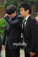 幻灯图：韩星朴龙河骨灰下葬 家人好友送最后一程