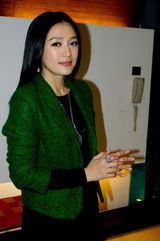 组图：秦岚上海忙代言 佩戴千万珠宝贵气现身