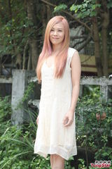 组图：蔡健雅旱鸭子下水直害怕 10名救生员保护