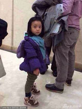 组图：赵薇素颜携老公回家过年 女儿小四月可爱