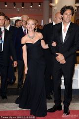 组图：斯嘉丽亮相《皮囊之下》首映露深沟