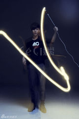 组图：炎亚纶杂志大片 演绎“驾驭光芒”的男人