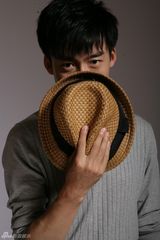 组图：田征携新写真走可爱幽默风