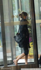 幻灯图：徐静蕾口罩遮面保距离 黄立行悠闲漫步