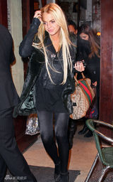 幻灯图集：林赛-罗韩纽约和友人聚餐 神情憔悴