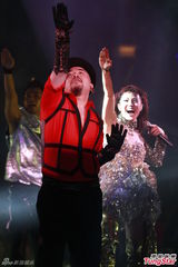 组图：何韵诗演唱会大跳热舞 献唱经典造型多变