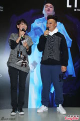 组图：陈奕迅台北火热开唱 台上大玩变装秀