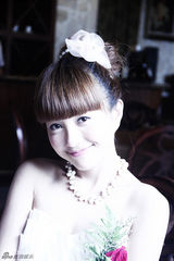 组图：包文婧婚纱写真曝光 笑容甜美高雅纯情