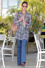 幻灯图集：杰西卡-阿尔芭格子衬衫诠释经典美国风