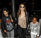 组图：朱莉深V衫现身机场 养女扎哈拉一脸不爽