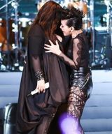 组图：张惠妹裙装尺度大开 小S上演少儿不宜