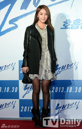 组图：金宇彬捧场李钟硕新片 少时等站台