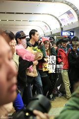 组图：李宇春夺EMA大奖返京 口罩遮面粉丝送花