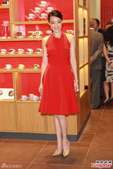 组图：舒淇妩媚红裙性感露背 坦诚接受异地恋