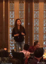 组图：赵薇素颜携老公回家过年 女儿小四月可爱