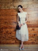 组图：韩雪早春薄纱轻裙加身 简约奢华显优雅