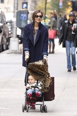 组图：辣妈米兰达-可儿街拍 大衣搭皮裤滑雪靴