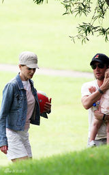 幻灯图：妮可基德曼携女游玩动物园向长颈鹿喂食