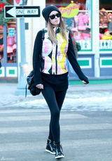 高清图：妮基-希尔顿街拍彩色马甲带出节日气氛