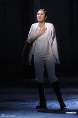 组图：《贾宝玉》首轮结束 何韵诗谢幕亲吻女演员