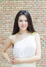 组图：50岁王姬21岁女儿美艳近照 身材高挑展妩媚