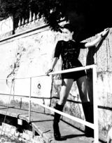 组图：陈燃《时尚芭莎》演绎时尚三城记