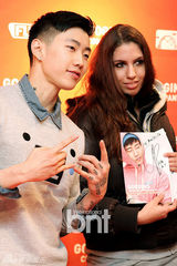 组图：朴宰范举办粉丝签名会 众粉丝捧场