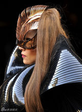 组图：Gaga香水发布变外星人 甩发险摔倒