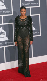 高清组图：格莱美红毯 席亚拉蕾丝长裙性感神秘 