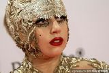 组图：Lady Gaga赴Bambi颁奖礼 金丝包头惨变榴莲