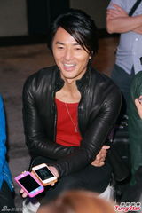 组图：古惑仔将登红馆开唱 陈小春感慨落泪