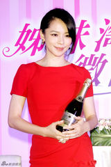 组图：徐若瑄红裙秀性感 澄清平头男是工作人员